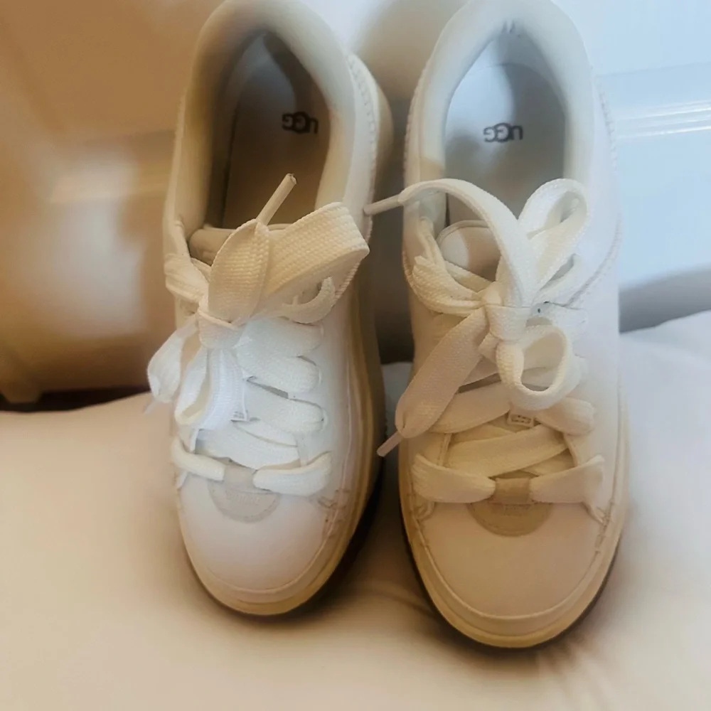 Ugg Women’s EX Duzzit Essential lace up platorm sneakers in white. 10